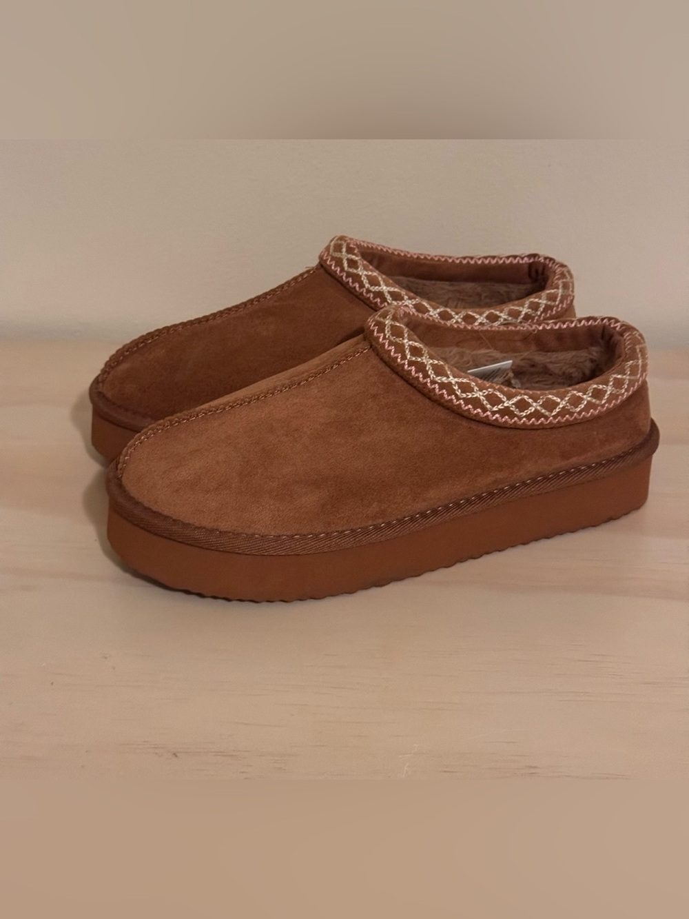 Aerie Embroidered Platform Fur Slippers Chestnut Brown Pink Accent Womens 9 NWT!